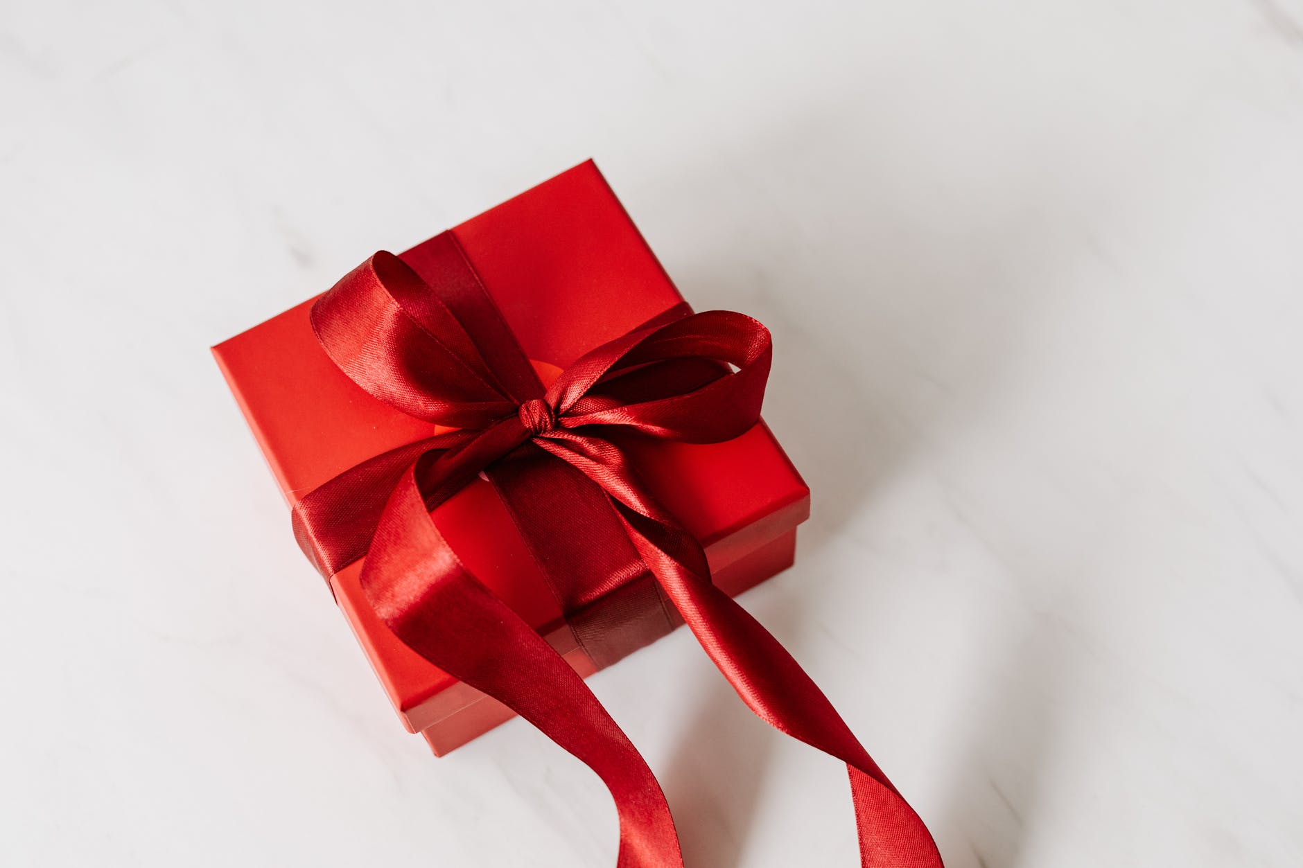 red gift box tied with ribbon, mejor regalo del año